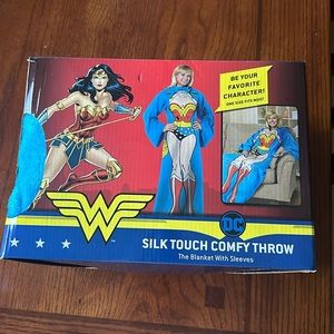 NIB Wonder Woman Comfy Throw with Sleeves